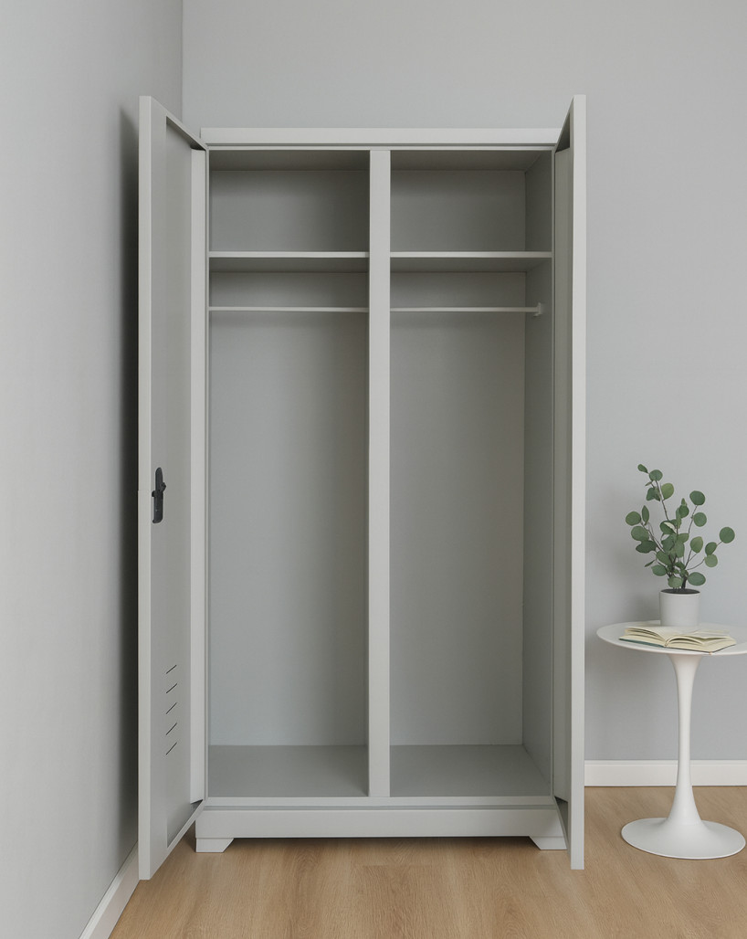 Ormane metalike të dizajnuara për ruajtjen e rrobave